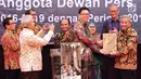 Ketua Dewan Pers periode 2016-2019, Yosep Stanley Adi Prasetyo (ketiga kanan) menyerahkan memori tugas kepada Ketua Dewan Pers periode 2019-2022, Mohammad Nuh (kanan) saat acara Pisah Sambut Anggota Dewan Pers di Jakarta, Rabu (12/6/2019). (Liputan6.com/Helmi Fithriansyah)