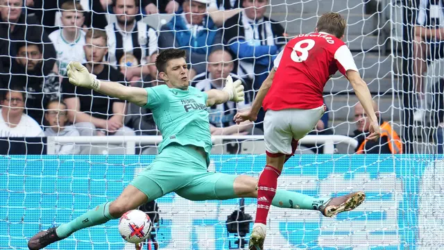 Gelandang Arsenal, Martin Odegaard, mencetak gol ke gawang Newcastle United.