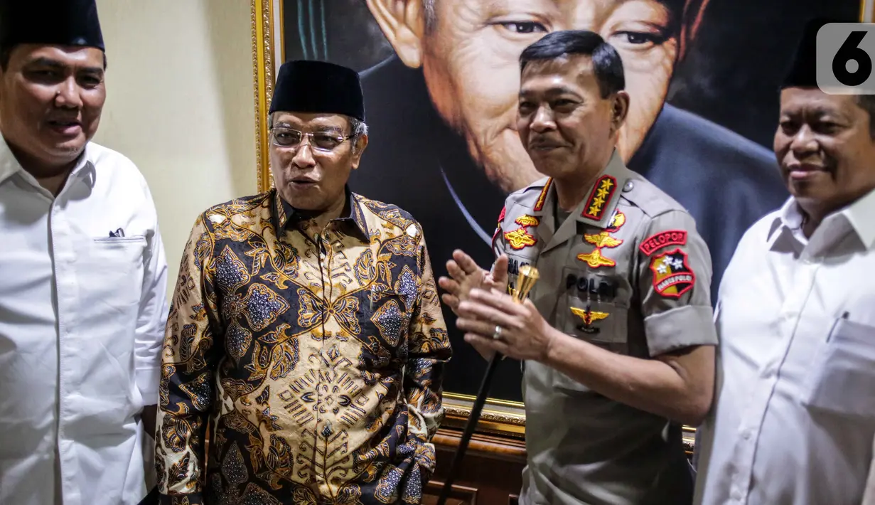 Kapolri Jenderal Pol Idham Azis disambut oleh Ketum PBNU Said Aqil Siradj saat menyambangi Gedung PBNU di Jakarta, Selasa (12/11/2019). Kedatangan Idham merupakan tradisi pimpinan polri yang selalu menjalin silaturahmi dengan komponen masyarakat, salah satunya PBNU. (Liputan6.com/Faizal Fanani)