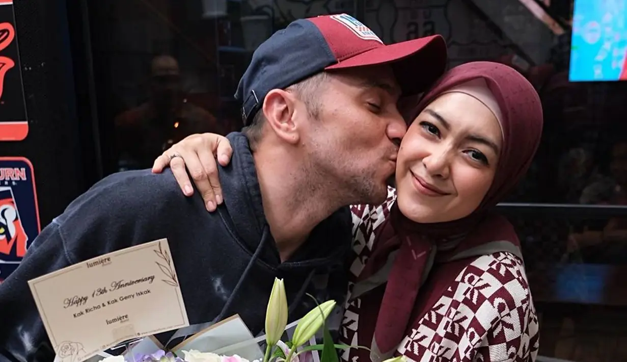 Sebagai pasangan suami istri, Gary Iskak dan Richa Novisha merupakan pasangan yang beberapa tahun belakangan ini selalu tampil harmonis. Saling mendukung satu sama lain, Richa pun setia temani suami saat melawan sebuah penyakit. Beberapa waktu lalu Gary yang terbaring di rumah sakit pun mendapat begitu banyak perhatian dari sang istri. (Liputan6.com/IG/@iskak_gary)