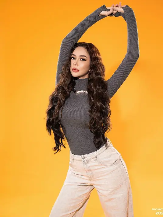 Sempat mengakui saat kecil punya rambut keriting, Aura Kasih kini tak malu memamerkan gaya rambut bergelombang. Kini rambut panjang dan keriting jadi ciri khas Aura Kasih yang selalu tampil anggun. (Liputan6.com/IG/@aurakasih)