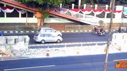 Beton pembatas tol di Jalan Gatot Subroto, Senayan, Jakarta atau tepatnya di depan Komplek Parlemen MPR/DPR/DPD RI ambrol pada, Senin (22/8). (Pengirim: Akhid Roviyanto)