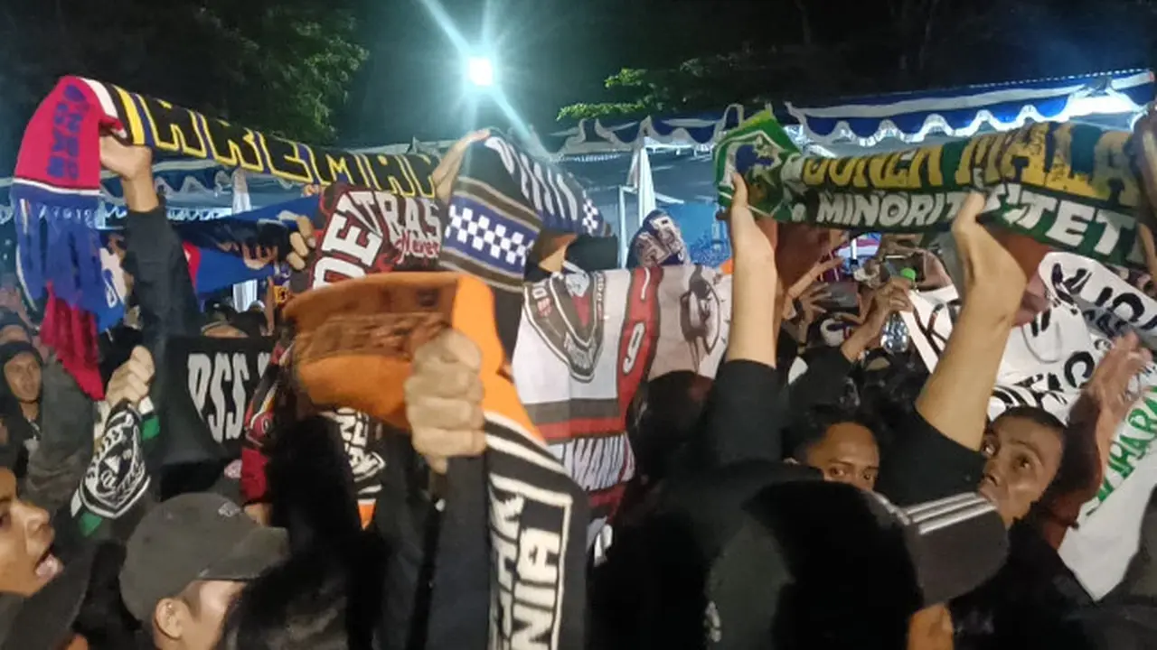Pertemuan Hangat Aremania dan Bonek di Stadion Kanjuruhan
