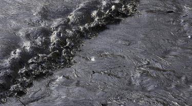 Tumpahan minyak menutupi pantai di pantai Cavero di Ventanilla, Callao, Peru, Senin (17/1/2022). Otoritas setempat dan pekerja kilang La Pampilla membersihkan tumpahan minyak yang terjadi akibat gelombang tsunami yang dipicu letusan gunung api bawah laut di Tonga.  (AP Photo/Martin Mejia)