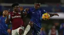The Blues berhasil membalik keadaan dan menang 2-1 lewat aksi Pedro Neto pada menit ke-64 dan gol bunuh diri Aaron Wan-Bissaka (74). (Adrian Dennis/AFP)