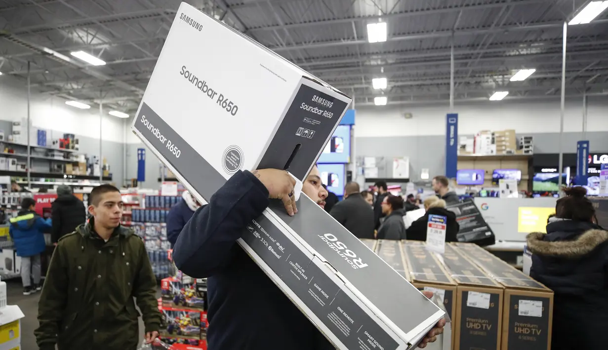 Seorang konsumen berbelanja di toko Best Buy Inc. saat acara penjualan Black Friday di Chicago, Illinois, Kamis (28/11/2019). Selama Black Friday yang dimulai sejak tahun 1960-an, warga Amerika merayakan tradisi dengan belanja dan berburu diskon-besaran. (Kamil Krzaczynski/Getty Images/AFP)