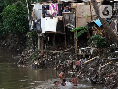 Anak-anak bermain di bantaran sungai Ciliwung, Pemukimannya, Manggarai, Jakarta, Selasa (29/9/2020). Irjen Kemenkeu Sumiyati mengatakan Pengangguran dan juga angka kemiskinan diperkirakan akan naik cukup signifikan. (Liputan6.com/Johan Tallo)