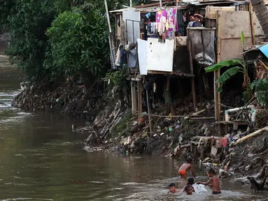 Anak-anak bermain di bantaran sungai Ciliwung, Pemukimannya, Manggarai, Jakarta, Selasa (29/9/2020). Irjen Kemenkeu Sumiyati mengatakan Pengangguran dan juga angka kemiskinan diperkirakan akan naik cukup signifikan. (Liputan6.com/Johan Tallo)