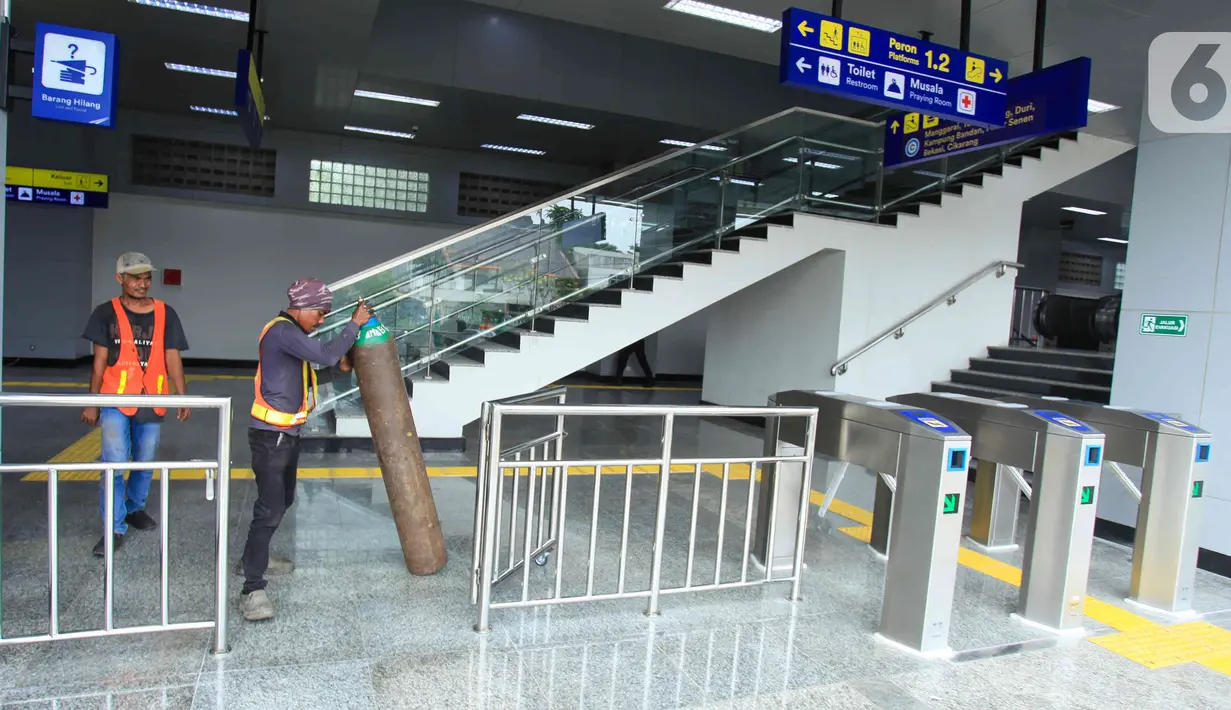 Aktivitas pekerja di Stasiun Matraman, Jakarta, Senin (13/6/2022). Sebagai persiapan pengoperasian Stasiun Matraman, telah dilakukan uji coba perjalanan KRL, uji coba sistem persinyalan, serta uji coba prasarana-prasarana operasional perjalanan kereta api lainnya. (Liputan6.com/Herman Zakharia)