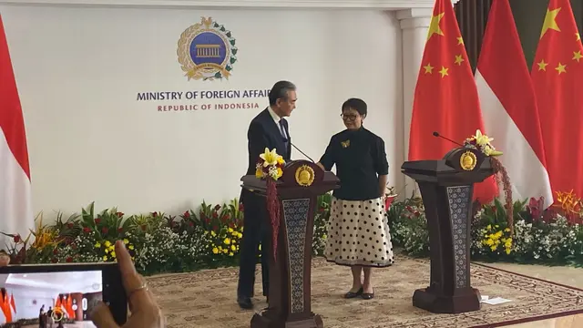 Menteri Luar Negeri China Wang Yi melakukan pertemuan dengan Menlu Retno Marsudi di Jakarta