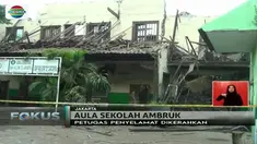 Aula gedung SMP Negeri 32 Pekojan, Jakarta Ambruk, diperkirakan ada orang yang tertimbun di bawahnya.