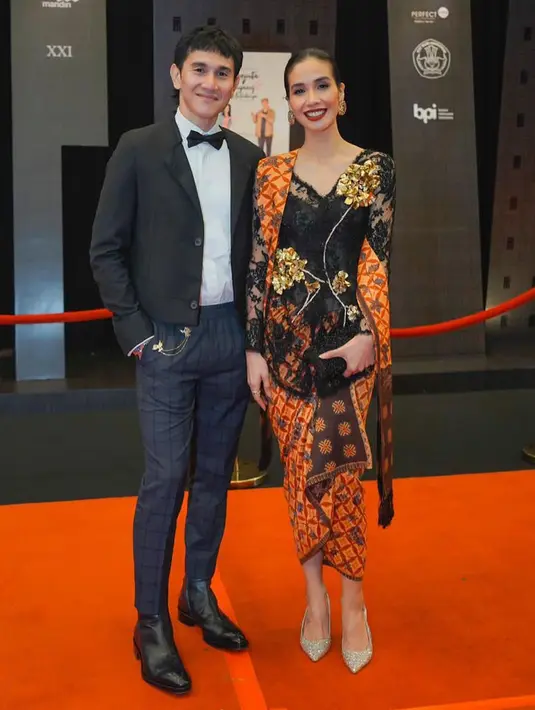 Atau blazer yang dipasangkan dengan celana kotak-kotak ketat yang jadi ciri gaya rock n roll (Foto: Instagram @vinogbastian__)