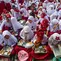Siswa menyantap makanan Program Makan Bergizi Gratis (MBG) di SDN Meruyung, Depok, jawa Barat, Senin, 13 Juli 2007. (KLY/ Arie Basuki)
