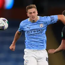 Pemain Manchester City, Liam Delap (kiri) berebut bola dengan pemain Bournemouth, Jack Simpson pada laga putaran ketiga Piala Liga Inggris di Etihad Stadium, Manchester, 24 September 2020. Delap merupakan penyerang Timnas Inggris U-20 yang memiliki nilai pasar tertinggi kedua, yaitu Rp121,67 Miliar menurut situs Transfermarkt. (AFP/Pool/Mike Egerton)