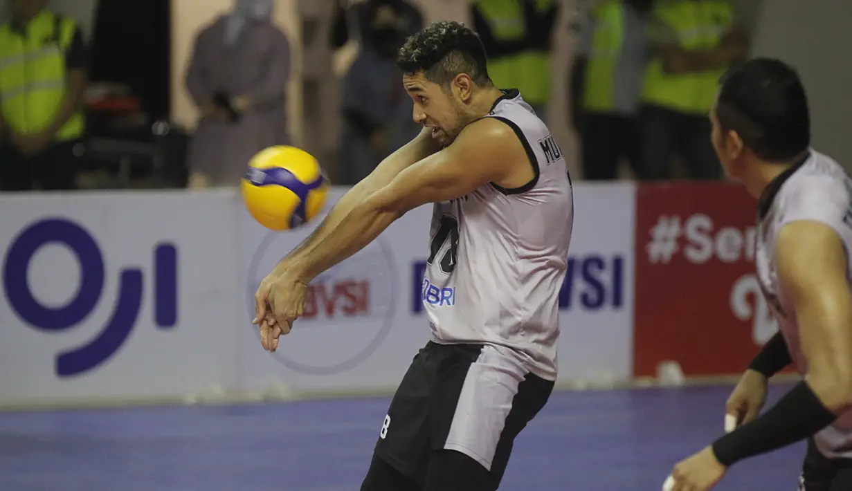 Pemain Jakarta Bhayangkara Presisi, Garrett Thomas Muagututia menerima bola saat menghadapi Jakarta Pertamina Pertamax dalam laga terakhir putaran pertama Proliga 2023 di GOR PSCC Palembang, Minggu (22/1/2023). Jakarta Bhayangkara Presisi menang 3-0 (25-19, 15-16 dan 27-25) dan berhasil menjuarai putaran pertama Proliga 2023. (Dok. Proliga)