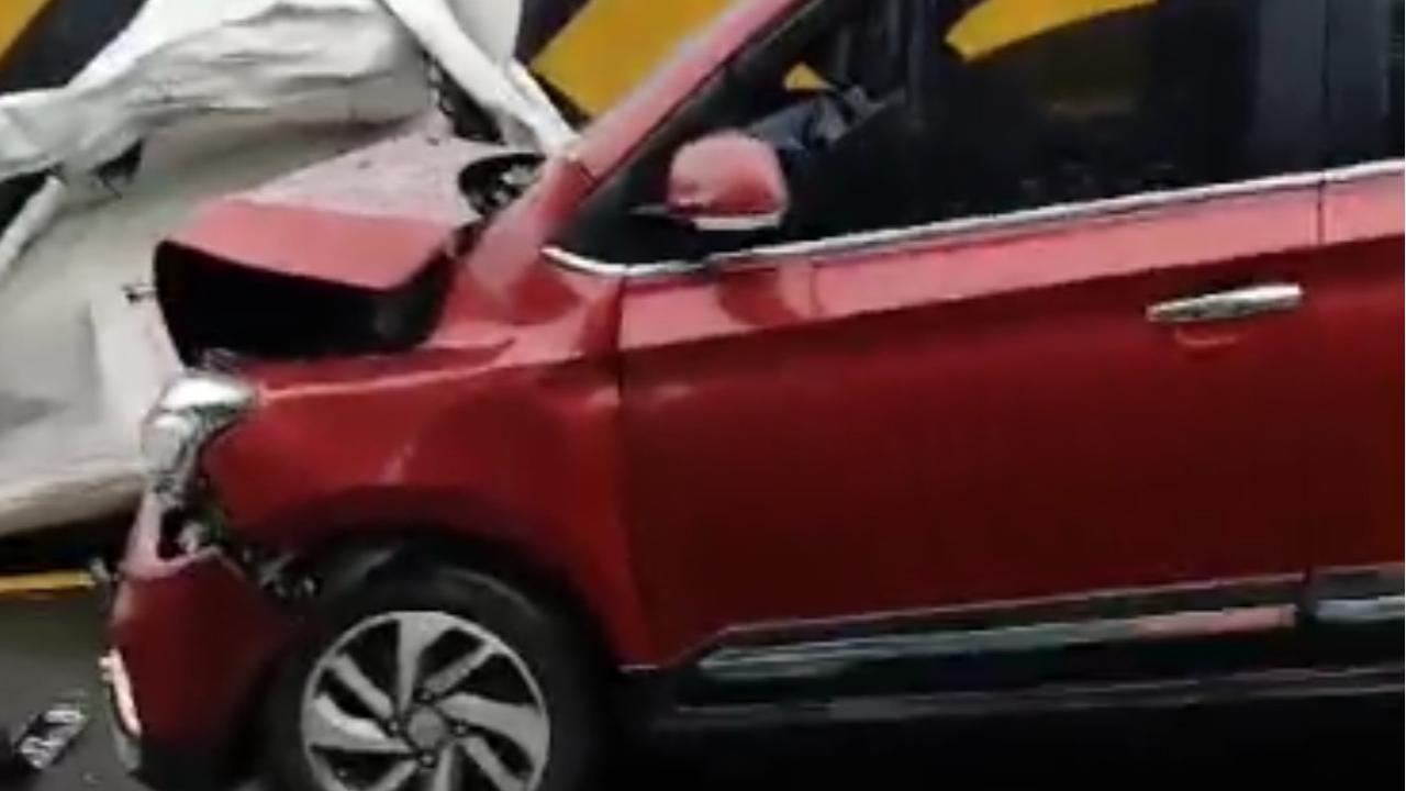 Tabrakan beruntun di Tol Cipularang