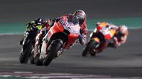 Pembalap Ducati Andrea Dovizioso memimpin balapan MotoGP Qatar 2018 di Sirkuit Internasional Losail (18/3). Andrea Dovizioso sukses memenangi seri pembuka MotoGP 2018 di Qatar. (AFP Photo/Karim Jaafar)
