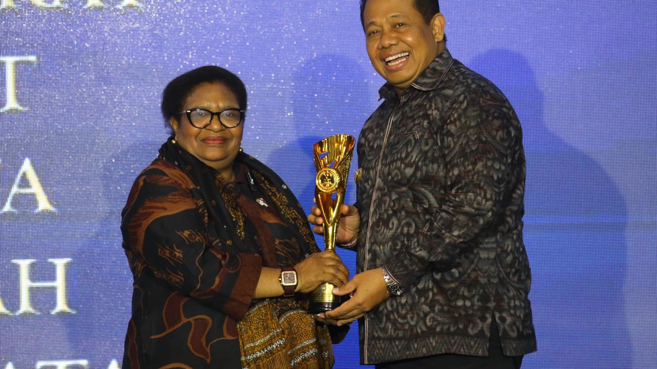 Wamendagri Ribka Haluk di Innovative Government Award