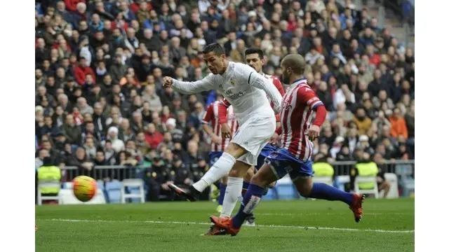 Cristiano Ronaldo mencetak gol hebat saat Real Madrid melawan Sporting Gijon, Minggu (17/1/2016). Ronaldo hanya membutuhkan sekali sentuh saja tanpa mengontrol bola terlebih dulu untuk membuat gol tersebut.