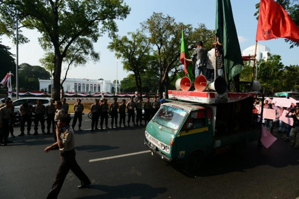 Puluhan demonstran dari Aliansi Tarik Mandat geruduk Istana Negara