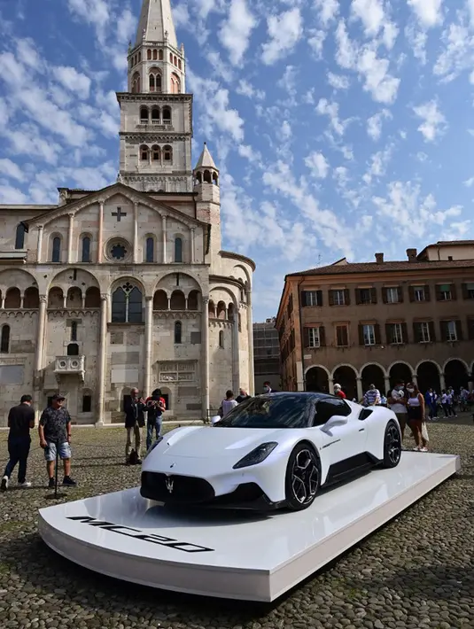 Mobil sport Maserati MC20 ditampilkan di Piazza Grande, Modena, Italia, Kamis (10/9/2020). Maserati MC20 memiliki rasio berat dengan tenaganya mencapai 2,33 kg/dk. (Miguel MEDINA/AFP)