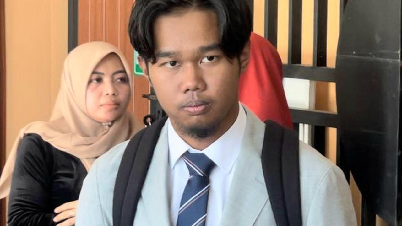 Sindiran Nyeleneh Pemuda Gugat Jokowi soal Esemka: Kalau Bisa Hadirkan Unit Saya Beli Tunai!