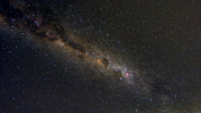 Menguak Tabir Gumpalan Awan Gelap di Antariksa