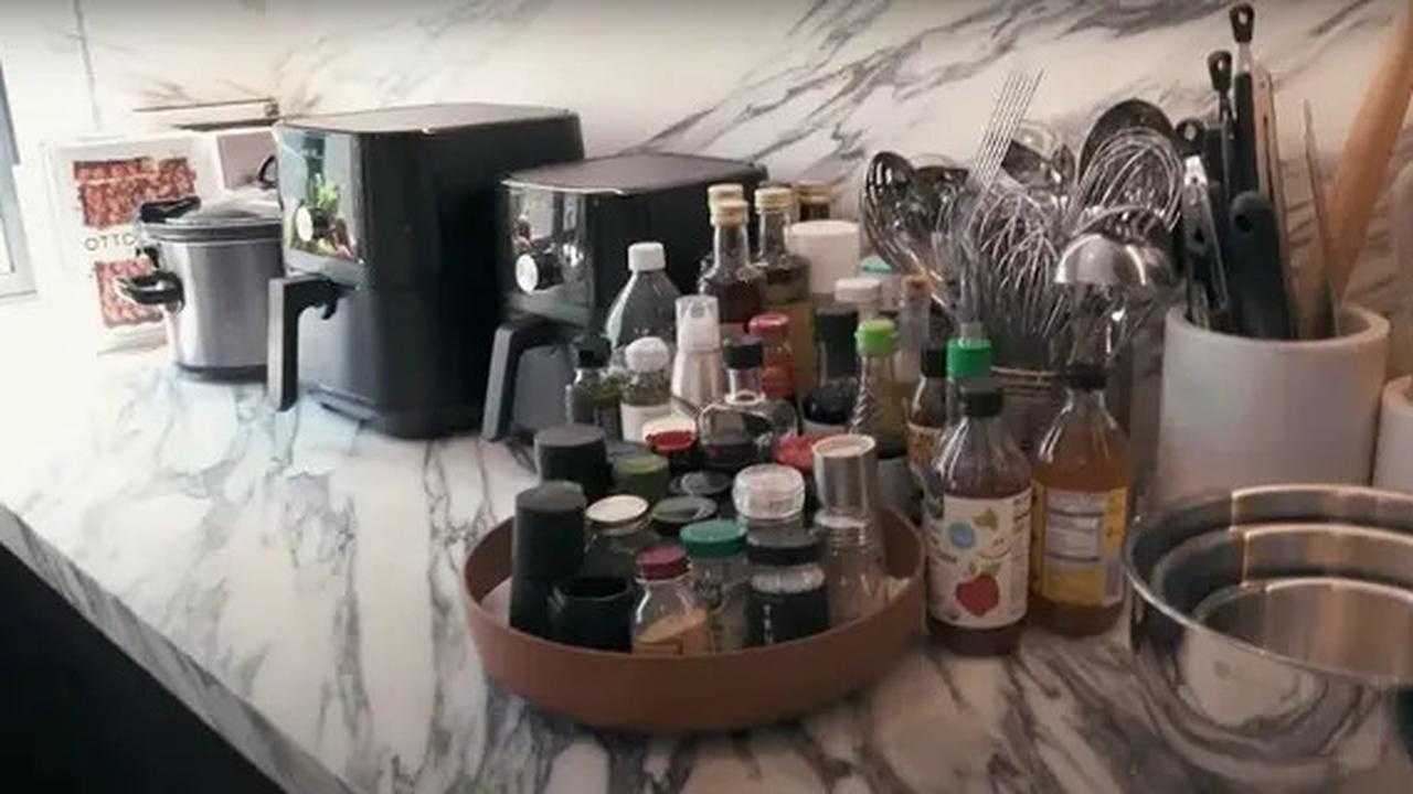 Potret Dapur Rumah Hailey Bieber, Modelnya Mewah dengan Nuansa Monokrom yang Elegan