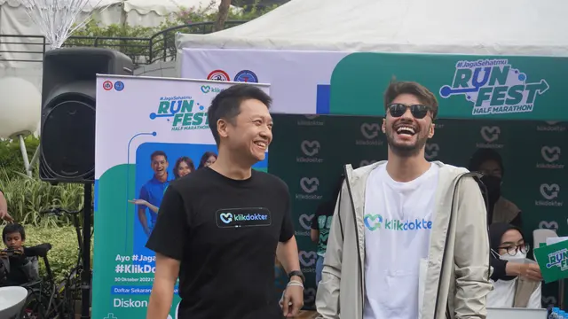 Chief Executive Officer (CEO) KlikDokter Hendra Tjong bersama Refal Hady