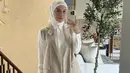 <p>Gaya modest Irish Bella terlihat begitu inspiratif. Paduan pleats dan oversized vest hadirkan gaya chic yang memukau. [Foto: Instagram/ Irish Bella]</p>