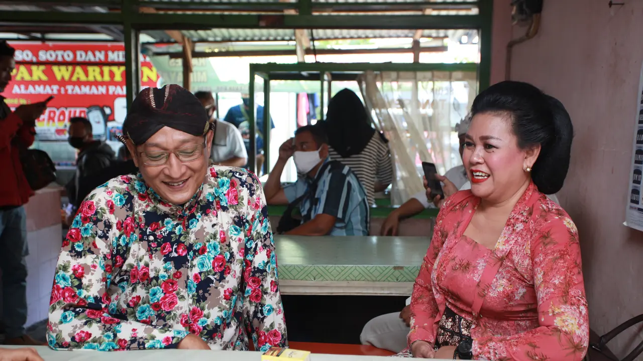 RM. Kukuh Hertriyasning bersama istri berdiskusi