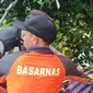 Evakuasi Wisatawan Terjatuh di Tebing Broken Beach (Dewi Divianta/Liputan6.com)