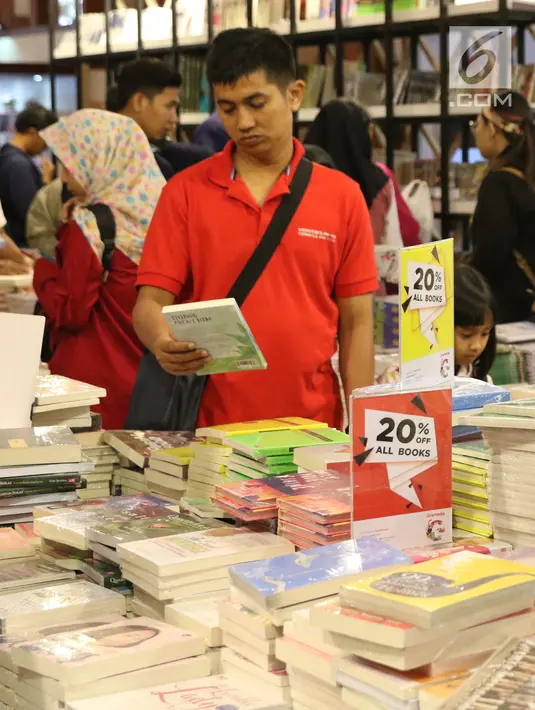 Pengunjung melihat-lihat buku pada gelaran Indonesia International Book Faor 2018 di Jakarta Convention Center, Minggu (16/9). Selain itu, pihak panitia juga menggelar beberapa peluncuran dan bedah buku. (Liputan6.com/Helmi Fithriansyah)