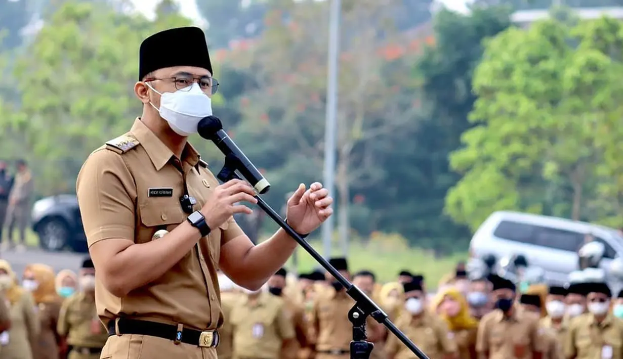 <p>Diakui suami dari Sonya Fatmala itu, keputusan untuk masuk ke dunia politik bukan tanpa sebab. SejakHengky Kurniawan memutuskan kuliah di Jakarta saat masih aktif menjadi pemain sinetron, bapak 3 anak tersebut memang mengambil jurusan Ilmu Politik, sesuai dengan minatnya. (FOTO: instagram.com/hengkykurniawan)</p>