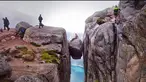Kjeragbolten nama batu besar itu menjadi tempat favorit karena berada pada ketinggian 3500 kaki di atas permukaan laut.Batu ini pun juga menjadi lokasi favorit bagi mereka yang hobi bungge jumping