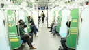 Penumpang menaiki kereta dari Stasiun MRT Bundaran HI, Jakarta, Jumat (24/5/2019). Transportasi massal MRT mulai beroperasi penuh kembali pascaaksi aksi 22 Mei menolak hasil Pemilu 2019 yang terjadi di Gedung Bawaslu beberapa hari terakhir. (Liputan6.com/Immanuel Antonius)