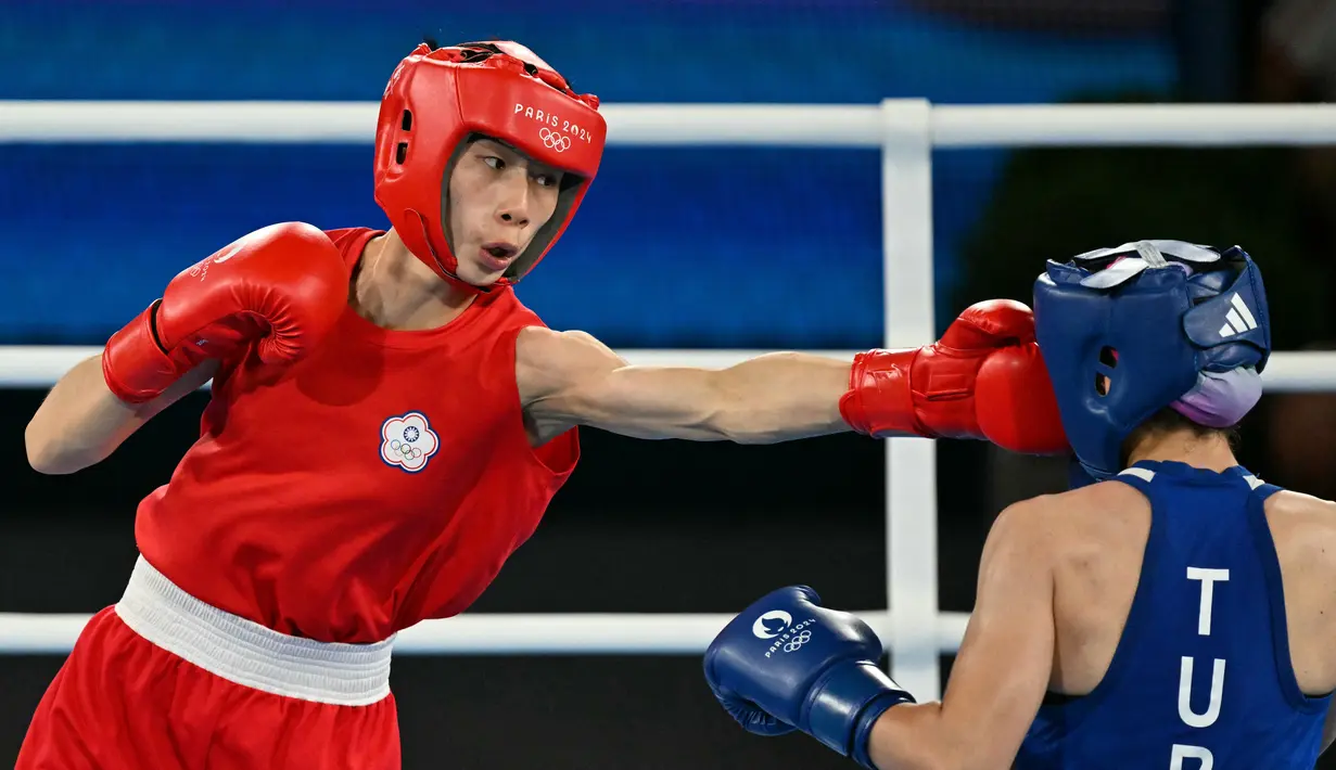 Lin Yu-ting  membekuk Esra Yildiz melalui keputusan mutlak dalam partai semifinal cabang olahraga (cabor) tinju nomor 57 kg putri. (MOHD RASFAN / AFP)