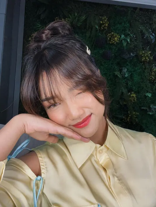 Kedipan mata Fuji di video TikTok Replay 2023 sempat viral. Fuji memang tak jarang membagikan potret selfienya yang bergaya imut penuh pesona. Seperti potret yang satu ini, dengan makeup bernuansa kemerahan yang lembut, Fuji mengedipkan satu matanya dengan cantik. [Foto: Instagram/fuji_an]