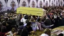 Umat Kristen Mesir menggotong peti jenazah korban serangan bom di Gereja Koptik St. George, Kota Tanta, utara Kairo, Minggu (9/4). Prosesi pemakaman digelar bagi 27 korban serangan teror bom yang terjadi tepat pada perayaan Minggu Palma itu (STRINGER/AFP)