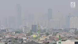 Pemandangan gedung-gedung pencakar langit dan permukiman warga saat tertutup polusi udara di Jakarta, Minggu (8/9/2019). Provinsi DKI Jakarta meraih peringkat ketiga dari 89 kota besar di dunia sebagai kota berkualitas udara terburuk berdasarkan parameter AirVisual. (merdeka.com/Iqbal S. Nugroho)