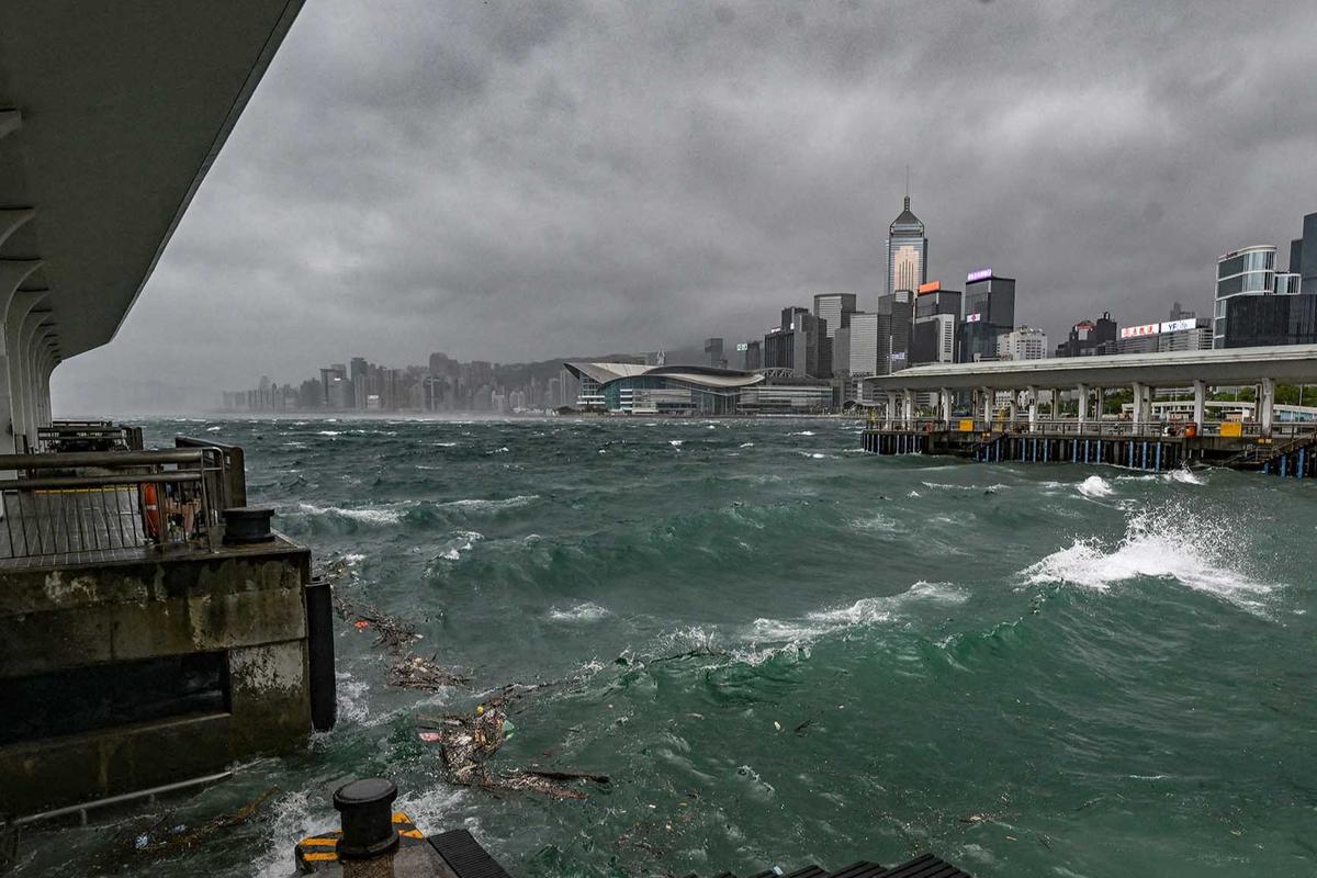 FOTO: Topan Wipha Lumpuhkan Hong Kong, Peringatan Tertinggi Diberlakukan