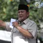 Capres 02 Prabowo Subianto memberi sambutan saat menghadiri syukuran kemenangan di kediaman Prabowo, di Kertanegara, Jakarta, Jumat (19/4). Prabowo didampingi sejumlah politisi dan para ulama dalam acara syukuran kemenangan tersebut. (Liputan6.com/Faizal Fanani)