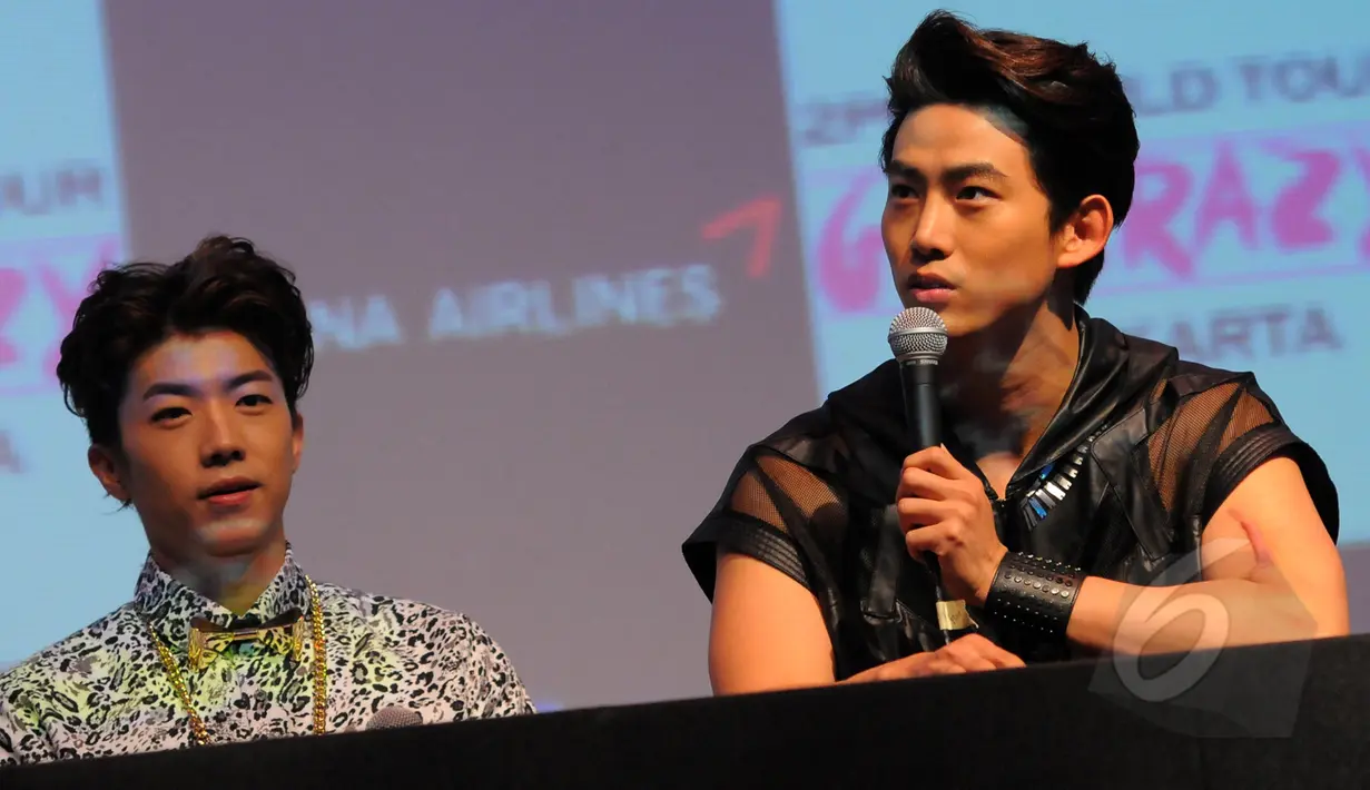 2PM saat menggelar konferensi pers  di salah satu mall di kawasan Kuningan Jakarta Selatan, Jum'at, (27/3/2015). 2PM akan menghibur fansnya di Indonesia pada  28 Maret 2015 di Istora Senayan, Jakarta (Liputan6.com/Faisal R Syam)