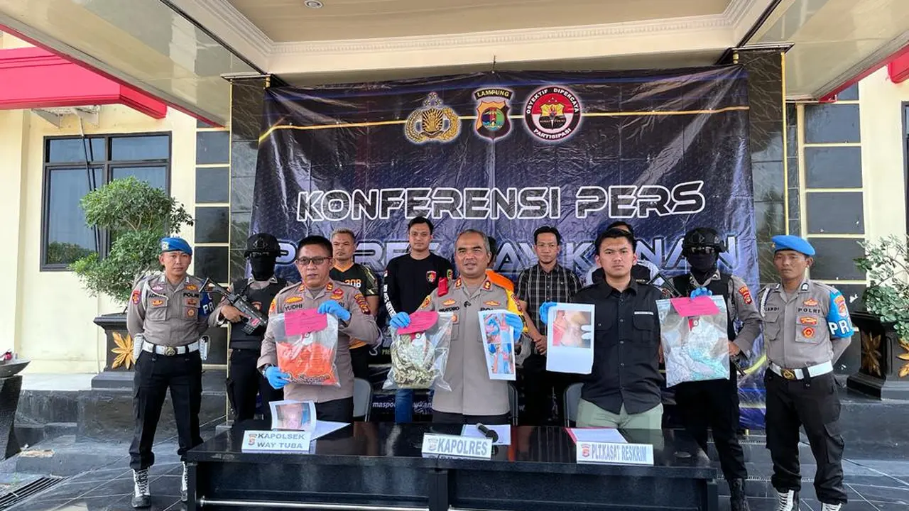 Kapolres Way Kanan, AKBP Pratomo Widodo saat jumpa pers pengungkapan kasus pembunuhan.