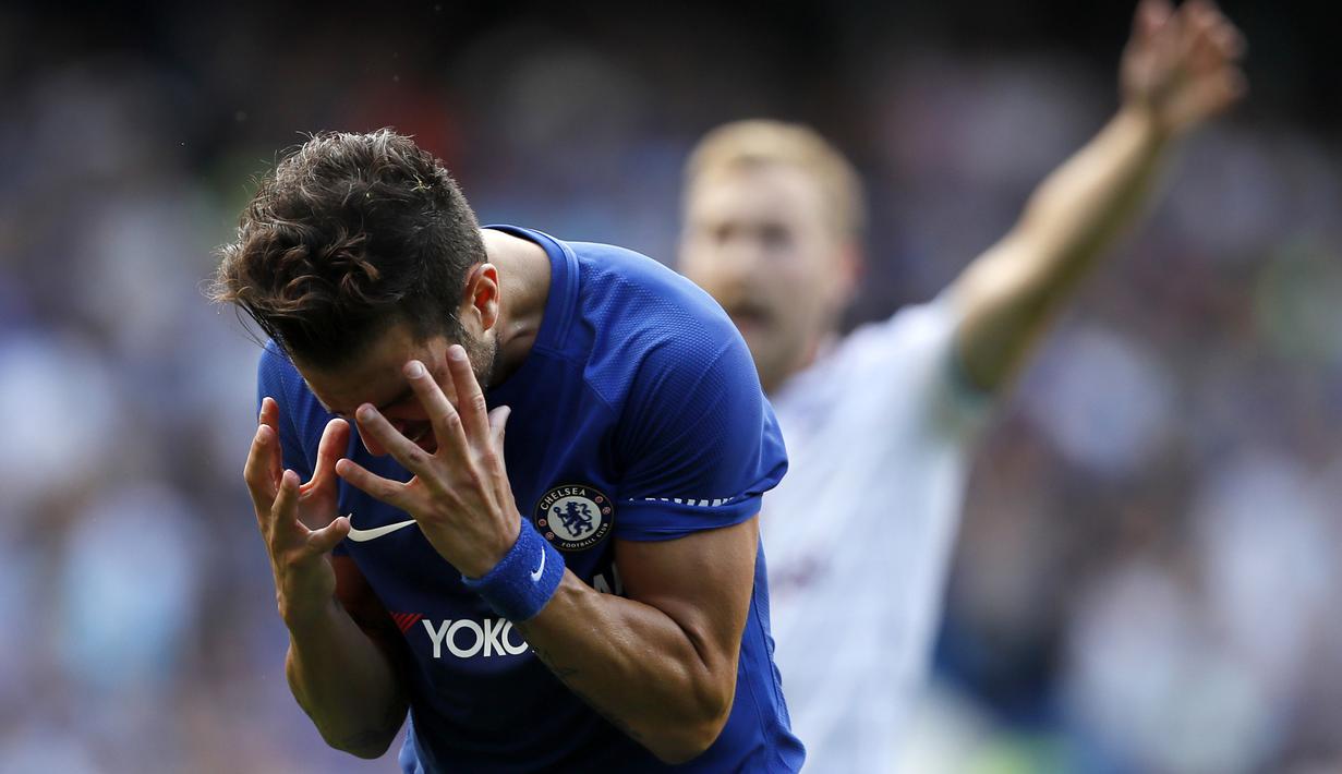 Ekspresi pemain Chelsea, Cesc Fabregas usai menerima kartu merah dari wasit saat melawan Burnley pada laga perdana Premier League di Stamford Bridge, (12/8/2017). Chelsea kalah 2-3. (AP/Kirsty Wigglesworth)