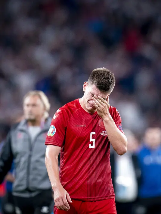 Bek Denmark Joakim Maehle mengusap air mata usai pertandingan melawan Inggris pada semifinal Euro 2020 di stadion Wembley di London, Kamis (8/7/2021). Inggris menang atas Denmark dengan skor 2-1. (Liselotte Sabroe /Ritzau Scanpix via AP)