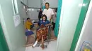 Erwiana Sulistyaningsih, TKI yang bekerja di Hongkong duduk di kursi roda ketika mendapat perawatan di Rumah Sakit Sragen, Jawa Tengah (15/01/2013). Erwiana mendapat penyiksaan oleh majikannya Law Wan-tung. (AFP PHOTO / Anwar Mustafa)