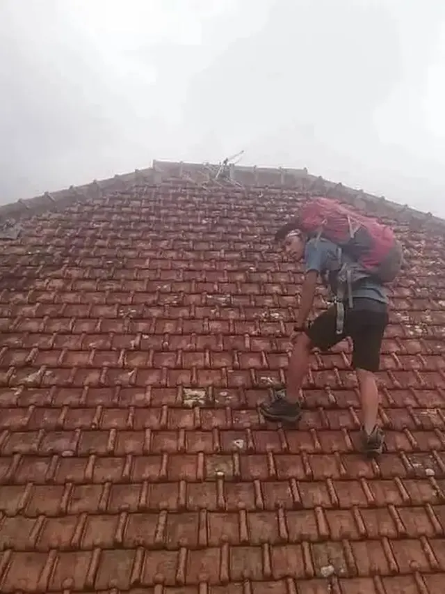 8 Potret Nyeleneh Orang Liburan Low Budget Ini Kasihan Banget