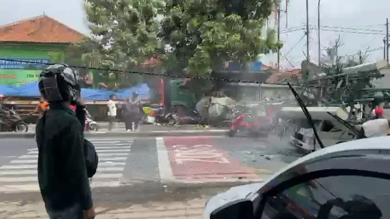 Kecelakaan maut di Bekasi, Truk kontainer menabrak halte