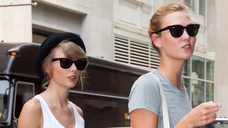 Taylor Swift Cium Model Cantik Victoria Secret?